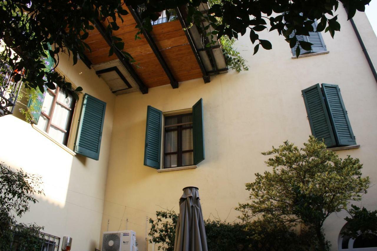 B&B Casa Dei Poeti Mantova Bagian luar foto